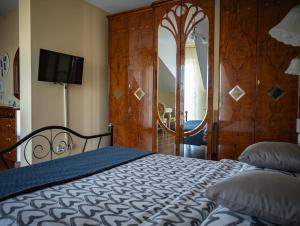 a bedroom with a bed and a mirror and a tv at Prywatny Dom z Parkingiem Trzy Sypialnie Self check-in Faktura in Rzeszów