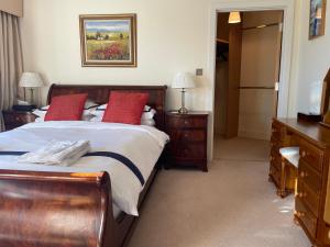 Ένα ή περισσότερα κρεβάτια σε δωμάτιο στο Top Floor En-suite Double Bedrooms With Great View Of Windsor Castle & Free Parking