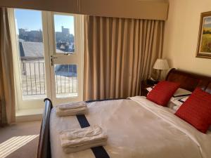 Ένα ή περισσότερα κρεβάτια σε δωμάτιο στο Top Floor En-suite Double Bedrooms With Great View Of Windsor Castle & Free Parking