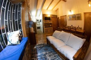 un soggiorno con un divano in una stanza di Cabaña con Tinaja a pasos del Mar a El Quisco Altre 17 foto