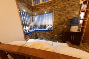 una camera da letto con un letto grande in una stanza di Cabaña con Tinaja a pasos del Mar a El Quisco