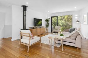 Télévision ou salle de divertissement dans l'établissement Bird House Wellness Retreat - Sauna Mineral Pool