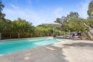 Piscine de l'établissement Bird House Wellness Retreat - Sauna Mineral Pool ou située à proximité