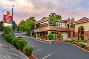 eine Darstellung der Vorderseite eines Hotels in der Unterkunft Best Western Plus Landing View Inn & Suites in Branson
