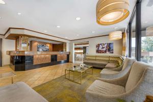 ein Wohnzimmer mit Sofas und einem Tisch in der Unterkunft Best Western Plus Landing View Inn & Suites in Branson