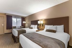Ein Bett oder Betten in einem Zimmer der Unterkunft Best Western Plus Landing View Inn & Suites
