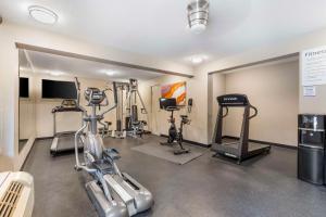 Das Fitnesscenter und/oder die Fitnesseinrichtungen in der Unterkunft Best Western Plus Landing View Inn & Suites