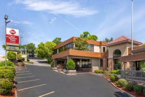 ein Parkplatz vor einem Hotel in der Unterkunft Best Western Plus Landing View Inn & Suites in Branson