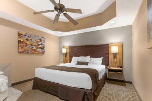 Ein Bett oder Betten in einem Zimmer der Unterkunft Best Western Plus Landing View Inn & Suites