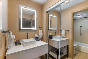 Ein Badezimmer in der Unterkunft Best Western Plus Landing View Inn & Suites