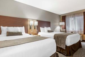 Ein Bett oder Betten in einem Zimmer der Unterkunft Best Western Plus Landing View Inn & Suites