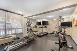 Das Fitnesscenter und/oder die Fitnesseinrichtungen in der Unterkunft Best Western Plus Landing View Inn & Suites