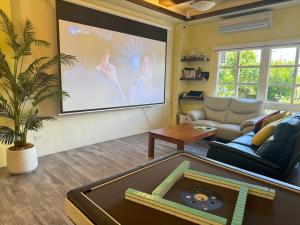 TV a/nebo společenská místnost v ubytování Janice's Inn