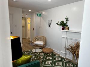 Ruang duduk di Monkey Jungle Vibrant 2-BDRM Rooftop Access, Unit #6 +11 gambar