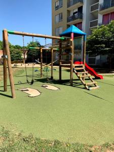 ein leerer Spielplatz mit Schaukeln und einer Rutsche in der Unterkunft Upar Suite Apartamento con Aire Acondicionado y piscina in Valledupar