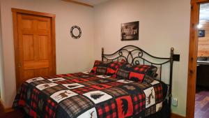 Ένα ή περισσότερα κρεβάτια σε δωμάτιο στο A Beary Cozy Cabin in Hocking Hills