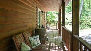 Μπαλκόνι ή βεράντα στο A Beary Cozy Cabin in Hocking Hills