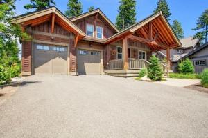 a log home with a garage on a driveway at Suncadia 3 Bdrm Pet Friendly Home with Hot Tub in Cle Elum