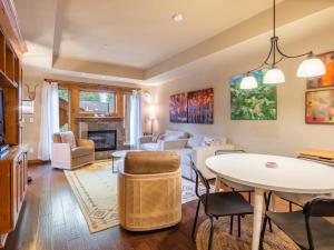 Posezení v ubytování Suncadia Trailhead 1 Condo 209