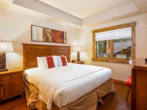 Postel nebo postele na pokoji v ubytování Suncadia Trailhead 1 Condo 209 + 10 fotografií