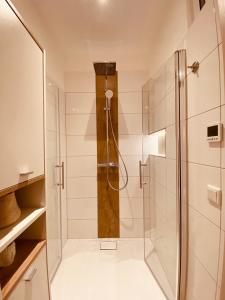 Koupelna v ubytování HOCHWERTIGE Ferienwohnung mit 7qm Balkon, Netflix, Kaffeeautomat, RainShower Bad + 12 fotografií