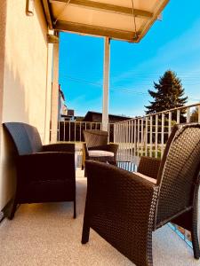 Balkón nebo terasa v ubytování HOCHWERTIGE Ferienwohnung mit 7qm Balkon, Netflix, Kaffeeautomat, RainShower Bad