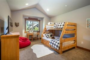 クレエルムにあるSuncadia 3 Bed Boutique Mountain Lodgeのベッドルーム1室(二段ベッド、デスク、テレビ付) +37枚の写真
