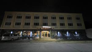 安吉利斯Vera Hotel的一栋建筑前停着一辆车