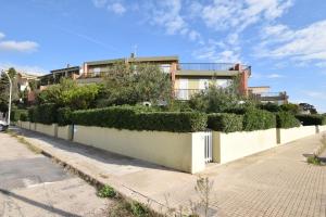 Una cerca blanca con plantas encima. en Casa Gavina With Garden Alghero, en Fertilia