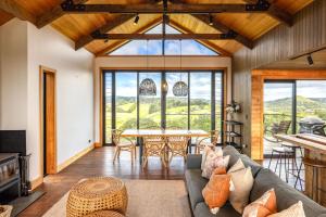 Posezení v ubytování Villa Obsidian by Waiheke Pure