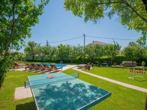 - un parc avec des bancs et des tables de ping-pong dans l'établissement Villa in Croatia near Blue & Red Lakes, à Imotski