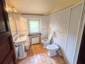 Ένα μπάνιο στο Apartment in Umbria near Montefalco Winery +13 φωτογραφίες