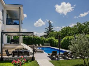 a backyard with a swimming pool and a house at Villa in Imotski near Blue & Red Lakes in Imotski