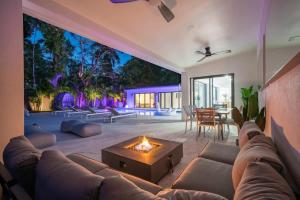 un soggiorno con divano e braciere di Luxury Villa Azure with Heated Pool 20 minutes to Beach a Miami