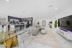 Cucina o angolo cottura di Luxury Villa Azure with Heated Pool 20 minutes to Beach