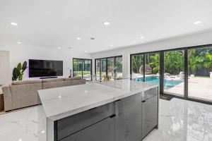 Piscina di Luxury Villa Azure with Heated Pool 20 minutes to Beach o nelle vicinanze