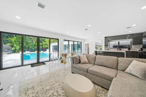 Piscina di Luxury Villa Azure with Heated Pool 20 minutes to Beach o nelle vicinanze