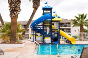 Foto dalla galleria di Top-Floor Condo with Pools Hot Tubs and Water Slides a St. George