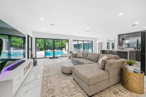 TV o dispositivi per l'intrattenimento presso Luxury Villa Azure with Heated Pool 20 minutes to Beach