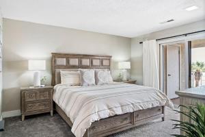 Foto dalla galleria di Top-Floor Condo with Pools Hot Tubs and Water Slides a St. George