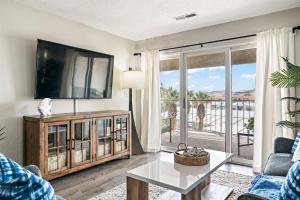 Foto dalla galleria di Top-Floor Condo with Pools Hot Tubs and Water Slides a St. George