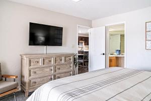 Foto dalla galleria di Top-Floor Condo with Pools Hot Tubs and Water Slides a St. George
