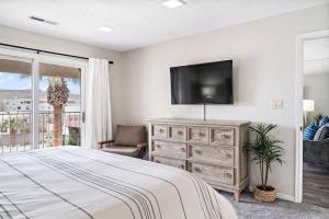 Foto dalla galleria di Top-Floor Condo with Pools Hot Tubs and Water Slides a St. George