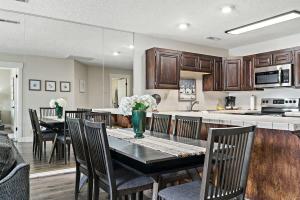 Foto dalla galleria di Top-Floor Condo with Pools Hot Tubs and Water Slides a St. George