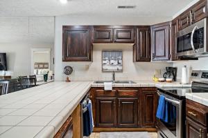 Foto dalla galleria di Top-Floor Condo with Pools Hot Tubs and Water Slides a St. George