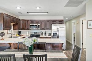 Foto dalla galleria di Top-Floor Condo with Pools Hot Tubs and Water Slides a St. George