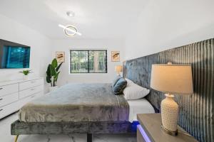 Letto o letti in una camera di Luxury Villa Azure with Heated Pool 20 minutes to Beach