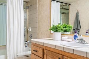 Foto dalla galleria di Top-Floor Condo with Pools Hot Tubs and Water Slides a St. George