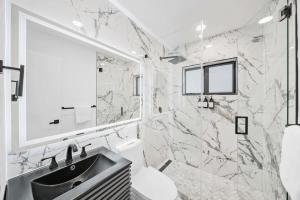 Bagno di Luxury Villa Azure with Heated Pool 20 minutes to Beach