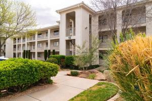 Foto dalla galleria di Top-Floor Condo with Pools Hot Tubs and Water Slides a St. George